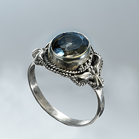 Köves ezüst gyűrű 